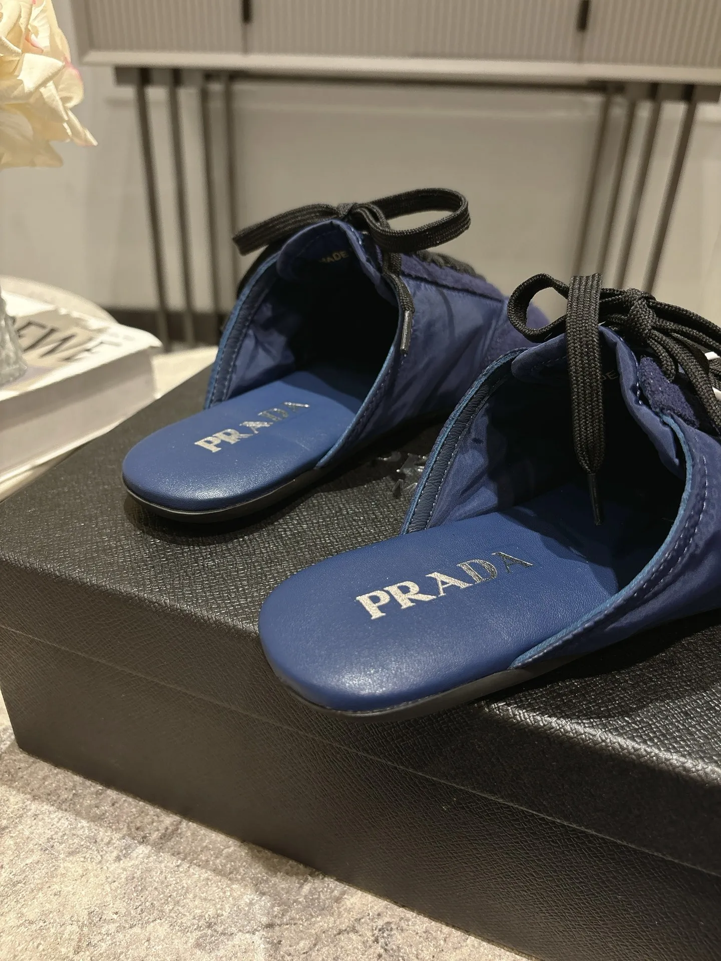 👟👟Ex-factory price 502👟👟 Prada Prada spring and summer show thin-soled moral training shoes for women. The 25ss show style item with the highest export rate. The suede upper has a texture, and the inner sheepskin is wrapped. It is soft and waxy. The insole is thickened with lambskin. It is extremely comfortable to step on, has a sense of support, and feels well wrapped. The shoe shape is full of wrapping, light, easy to wear and practical, a casual shoe, original molded rubber outsole Size: 35-39 (40 41 customized, non-refundable)